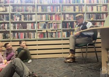 Powiększ zdjęcie Pan%20Guzik%20czyta%20dzieciom%20bajkę